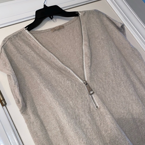 Beige zippered top size Large - Picture 3 of 3
